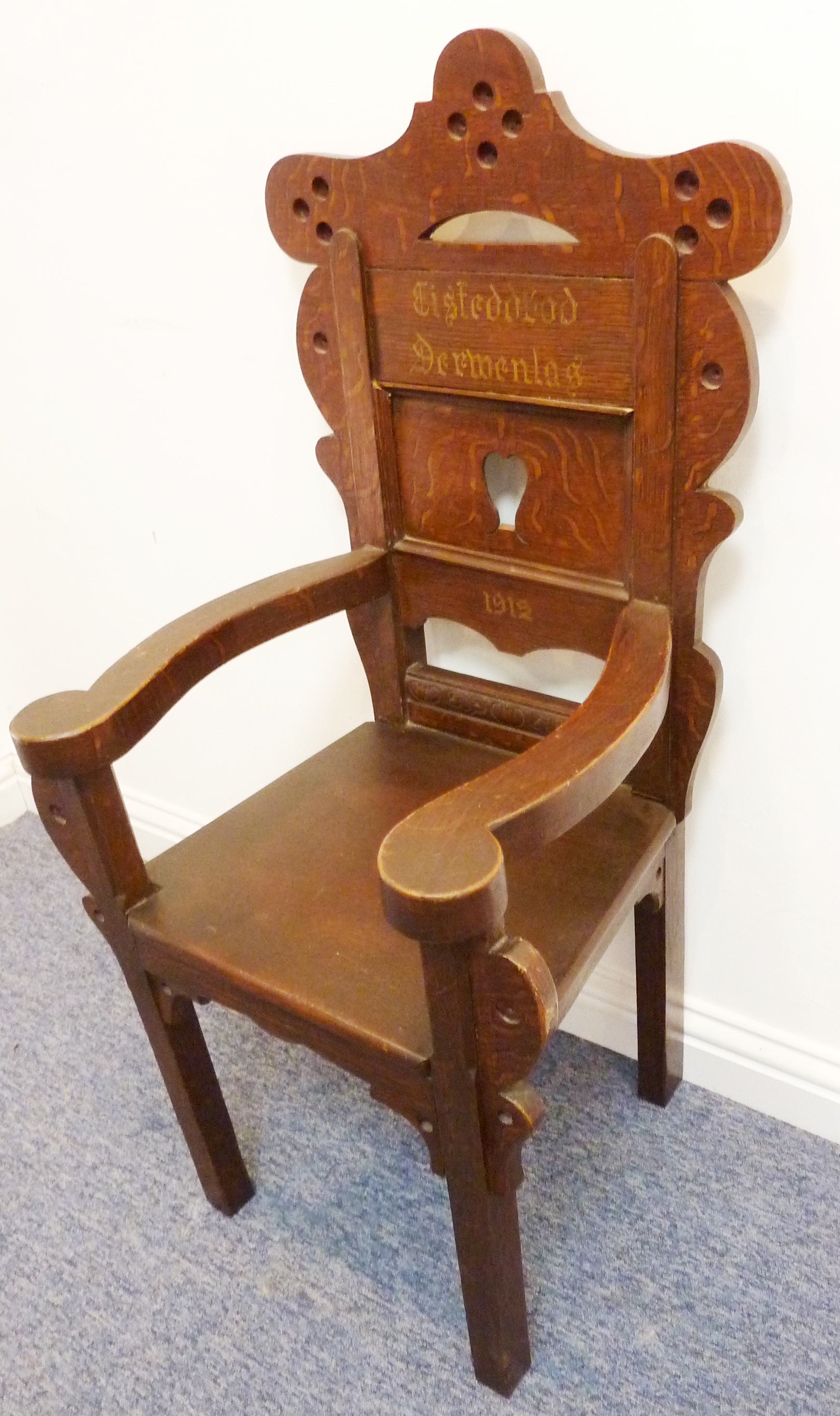 A rare Welsh Eisteddfod oak child's throne, - Image 2 of 4