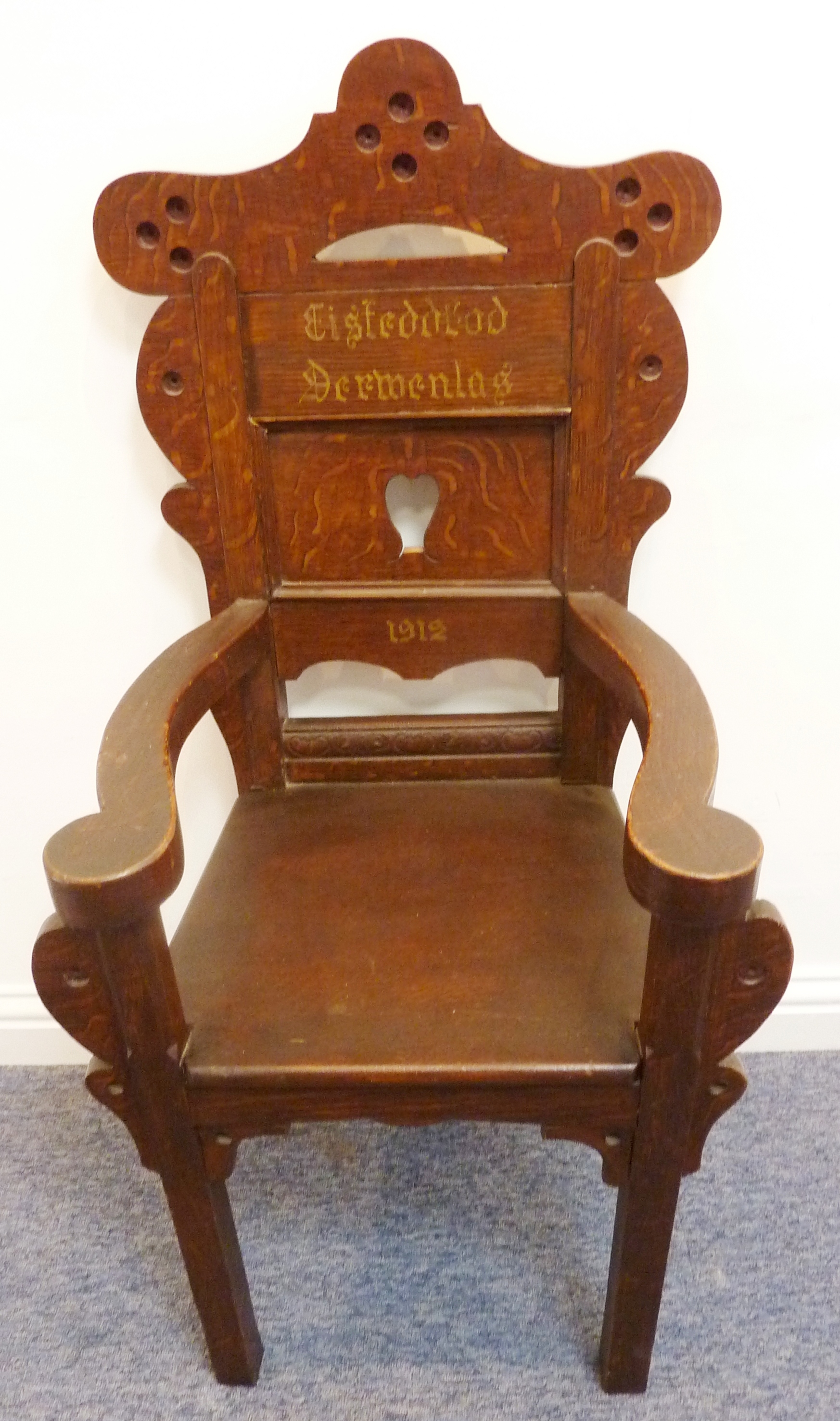 A rare Welsh Eisteddfod oak child's throne, - Image 3 of 4