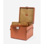 UNDERWOODCOFFRET DE RANGEMENTPOUR 54 MONTRES DE POCHECoffret en cuir lisse marron clair. Il est