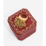 CARTIERBAGUE ARTICULÉE "PARIS NOUVELLE VAGUE"Elle porte un pompon de petites boules en or jaune 18K.