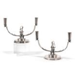 XXE SIÈCLE - SUÈDEPaire de chandeliers néoclassiques à deux bras de lumière en argent, base
