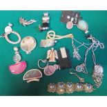 A collection of jewellery to include marked silver and 925 pendent pieces of abalone, rose agate,
