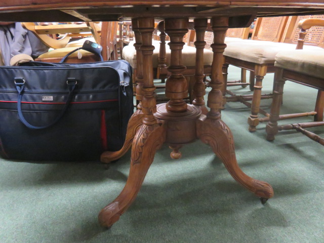 Late Victorian stripped walnut breakfast table, 72cm high x 118cm x 85cm - Bild 2 aus 2