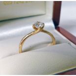 18CT GOLD DIAMOND SOLITAIRE RING. THE DIAMOND OF 0.