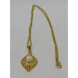 9CT GOLD PENDANT SET WITH CULTURED PEARL ON FINE CHAIN Condition Report: Pearl: 5.