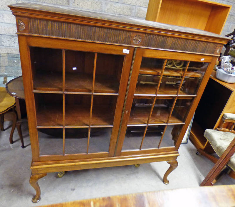 EARLY 20TH CENTURY MAHOGANY BOOKCASE WITH 2 ASTRAGAL GLAZED DOORS ON QUEEN ANNE SUPPORTS