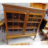 EARLY 20TH CENTURY MAHOGANY BOOKCASE WITH 2 ASTRAGAL GLAZED DOORS ON QUEEN ANNE SUPPORTS