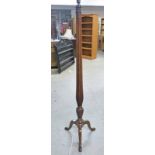 EARLY 20TH CENTURY MAHOGANY STANDARD LAMP WITH REEDED COLUMN & SPREADING SUPPORTS