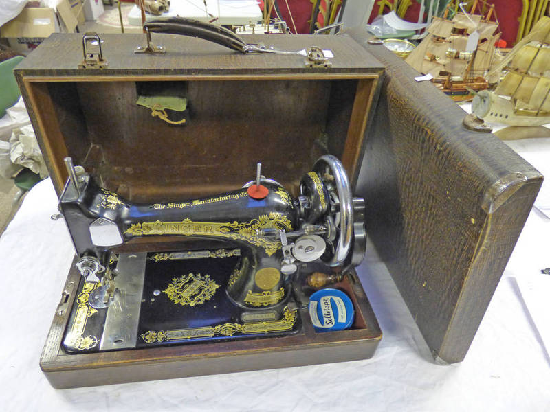 SINGER SEWING MACHINE IN CARRY CASE