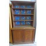 EARLY 20TH CENTURY OAK BOOKCASE WITH OPEN SHELVES OVER 2 PANEL DOORS ON PLINTH BASE.