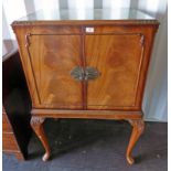20TH CENTURY MAHOGANY COCKTAIL CABINET WITH 2 PANEL DOORS ON QUEEN ANNE SUPPORTS