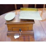 MAHOGANY PARCEL SCALE BY DEGRAVE SHORT & CO LONDON WITH BRASS PANS AND SET OF WEIGHTS IN DRAWER OF