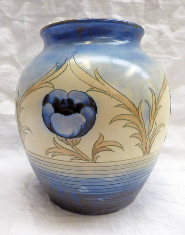 MOORCROFT PALE BLUE & CREAM POPPY VASE WITH RIBBED DECORATION,