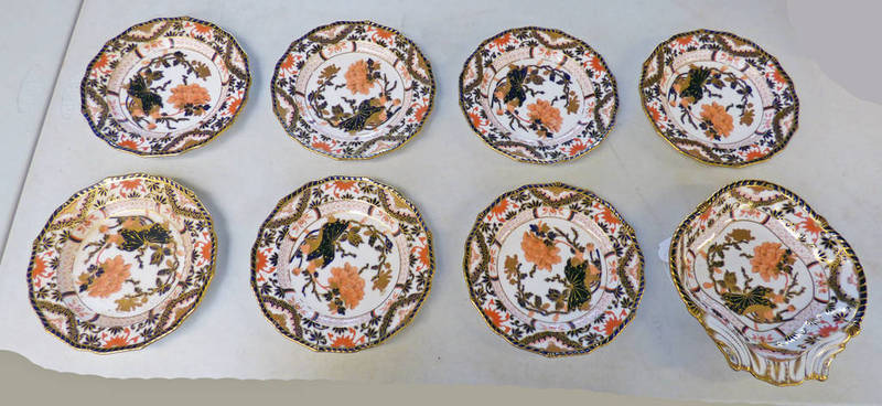 19TH CENTURY CROWN DERBY JAPAN PATTERN PART DESSERT SERVICE: SHAPED DISH AND 7 PLATES