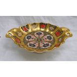 ROYAL CROWN DERBY IMARI PATTERN TWIN HANDLED PEDESTAL DISH - 16 CM WIDE