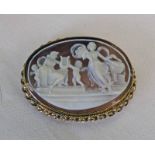 OVAL CAMEO BROOCH IN DECORATIVE MOUNT WITH CLASSICAL SCENE