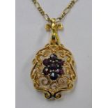 9CT GOLD GARNET SET PENDANT ON 9CT GOLD CHAIN Condition Report: total weight: 7.