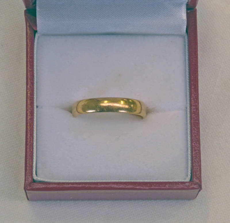 22CT GOLD WEDDING BAND 4 GRAMS