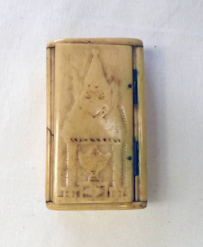 19TH CENTURY BONE SNUFF BOX WITH MASONIC EMBLEM TO LID