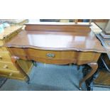 EARLY 20TH CENTURY MAHOGANY SIDE TABLE WITH SHAPED FRONT,