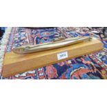 ARTS AND CRAFTS BRASS SUBMARINE ON A WOODEN PLINTH 38 CM LONG