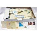 1 BOX OF VARIOUS WORLD AIR MAIL, POSTCARDS, BRITISH COMMEMORATIVE ENVELOPES TO INCLUDE CEYLON,