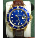 GENTS 18CT GOLD ROLEX AUTOMATIC CALENDAR SUBMARINER WRISTWATCH WITH ASSOCIATED LEATHER STRAP - THE