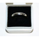A platinum band ring, finger size M5.15g