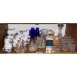 A quantity of ceramics including Royal Worcester Evesham pattern tea cups and saucers, blue and