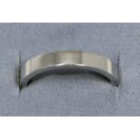 A flat sided platinum band ring, finger size M1/25.7g