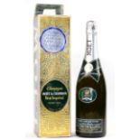 Moet et Chandon 1977 Silver Jubilee Cuvee, vintage champagne, with original carton U: 1.5cm