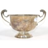 A twin handled silver pedestal bowl, Birmingham 1925, with flying lion's head handles, 15.5cm