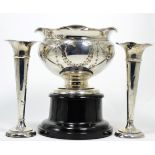 An Edwardian silver pedestal bowl and a pair of silver bud vases, 16.69ozt
