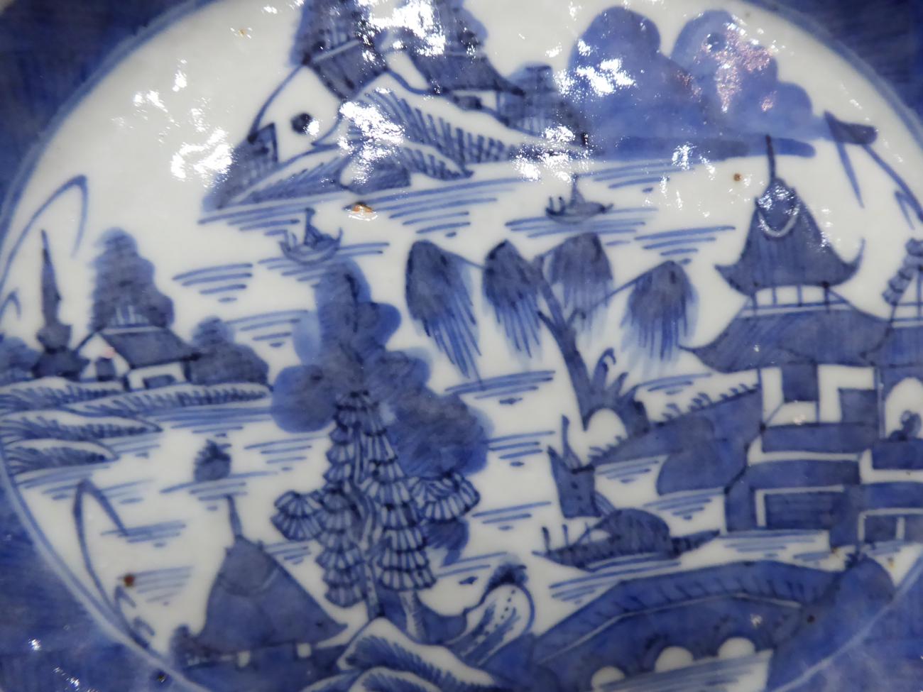 A Chinese Porcelain Oval Basket and Stand, Qianlong/Jiaqing, painted in underglaze blue with pagodas - Bild 2 aus 8