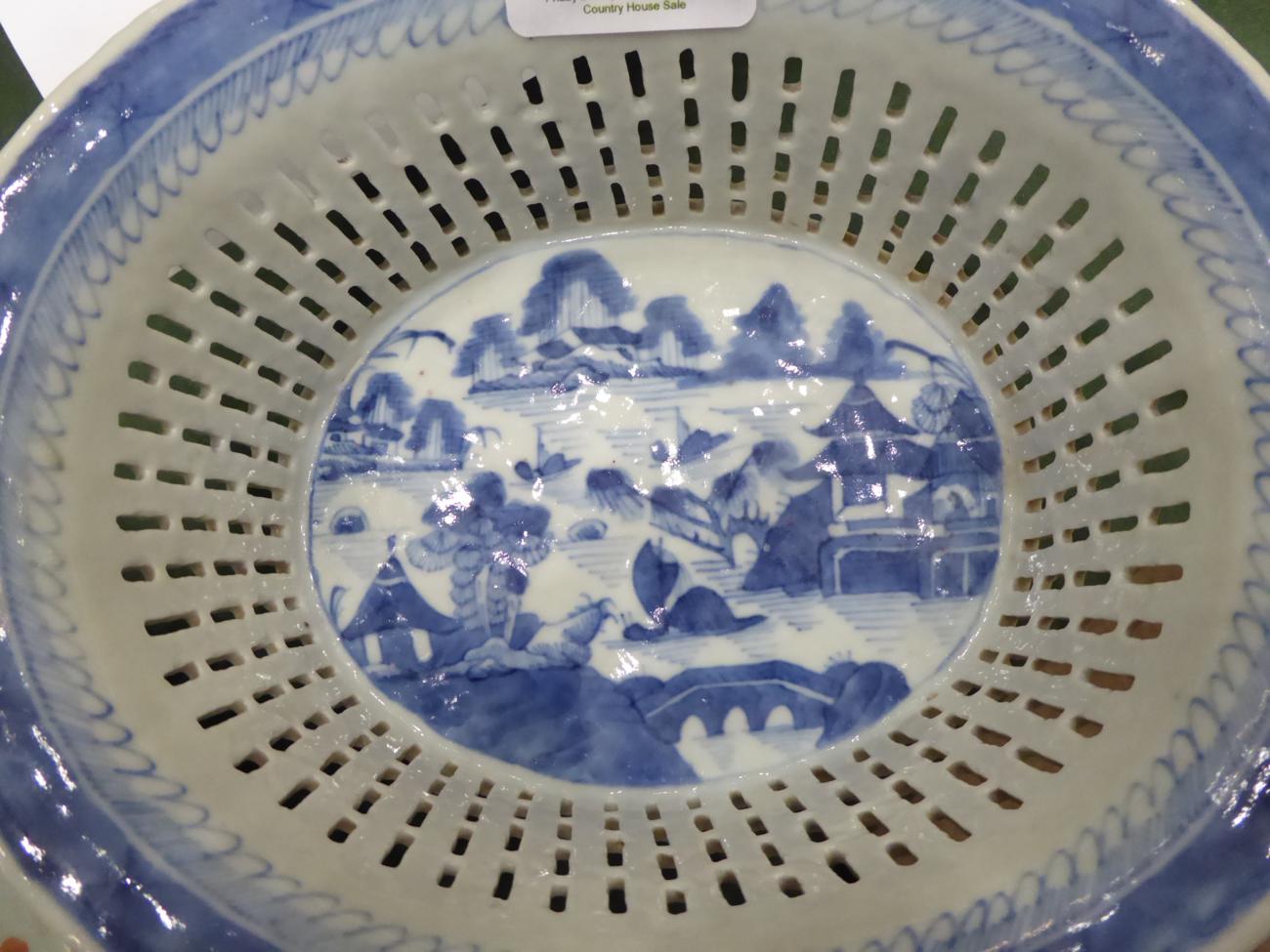 A Chinese Porcelain Oval Basket and Stand, Qianlong/Jiaqing, painted in underglaze blue with pagodas - Bild 5 aus 8