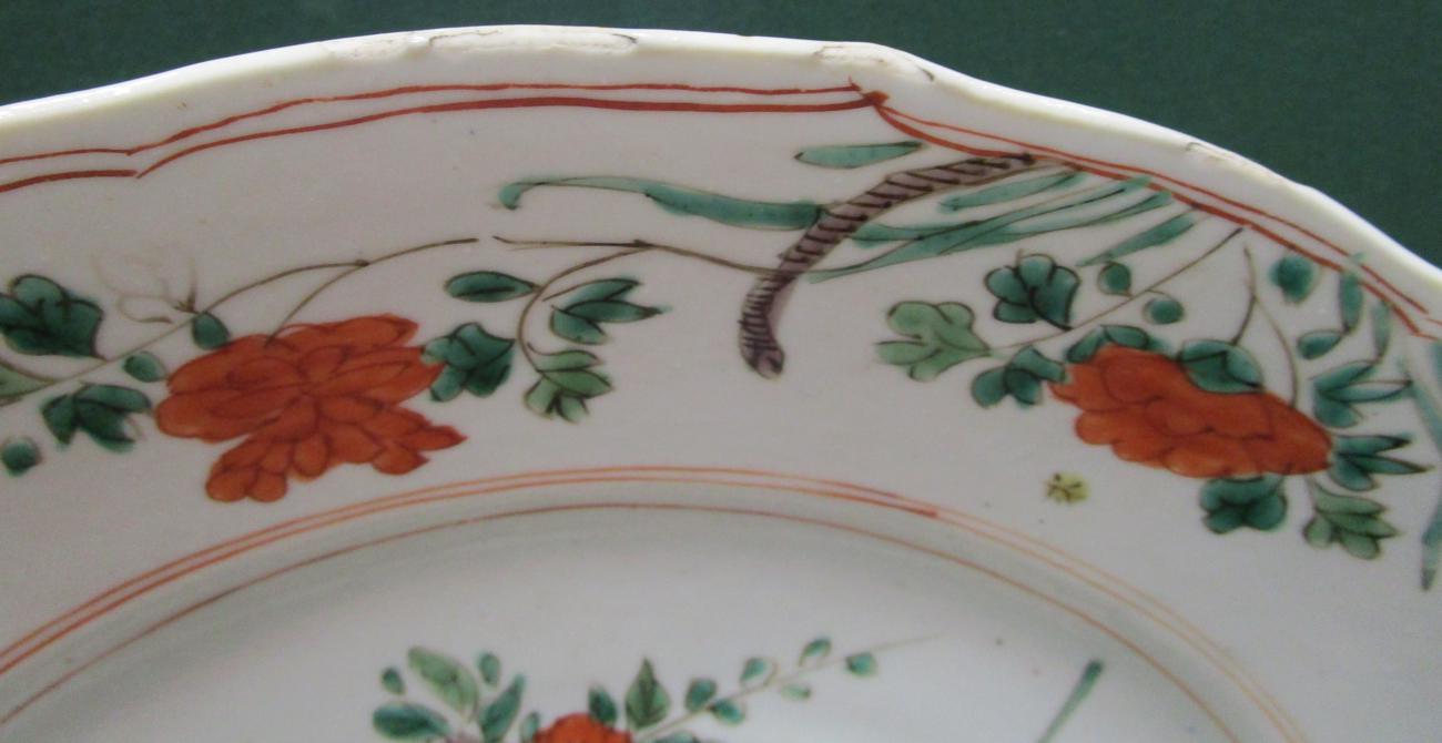 A Chinese Porcelain Circular Dish, Kangxi, painted with famille verte enamels with birds amongst - Bild 5 aus 7