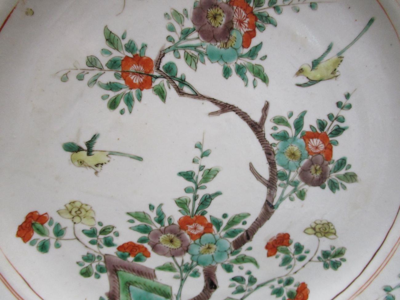 A Chinese Porcelain Circular Dish, Kangxi, painted with famille verte enamels with birds amongst - Bild 3 aus 7