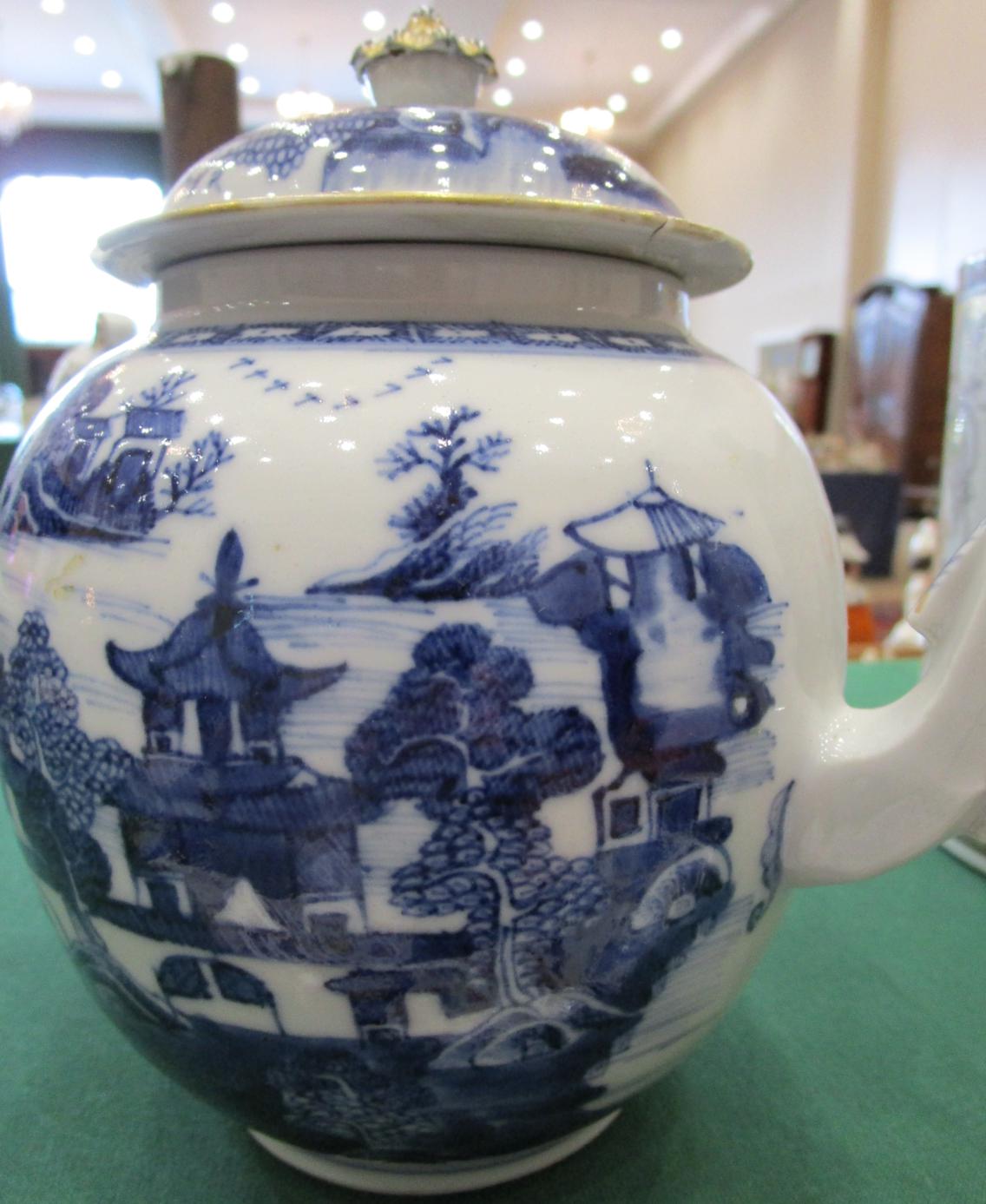 A Chinese Porcelain Pricket Candlestick, 18th century, with circular drip pan, on flared foot, - Bild 6 aus 13