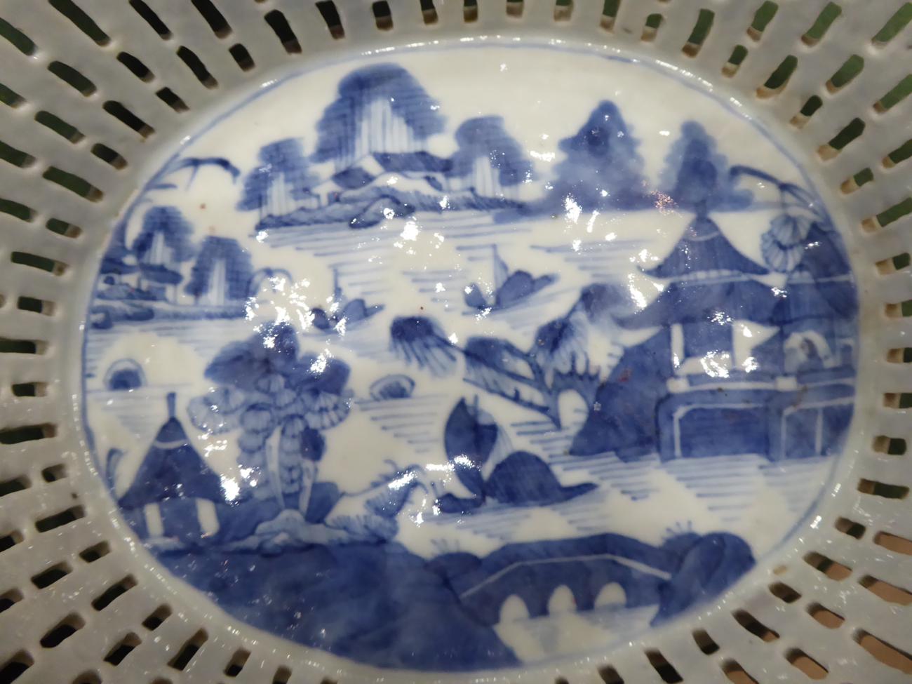 A Chinese Porcelain Oval Basket and Stand, Qianlong/Jiaqing, painted in underglaze blue with pagodas - Bild 6 aus 8