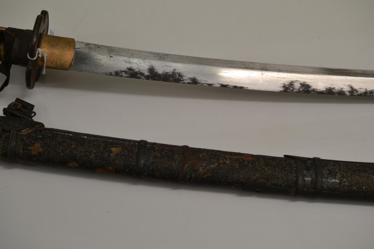 A Shinto Japanese Tachi, the 77.5cm blade with broad undulating hamon, the one piece brass habaki - Image 7 of 15