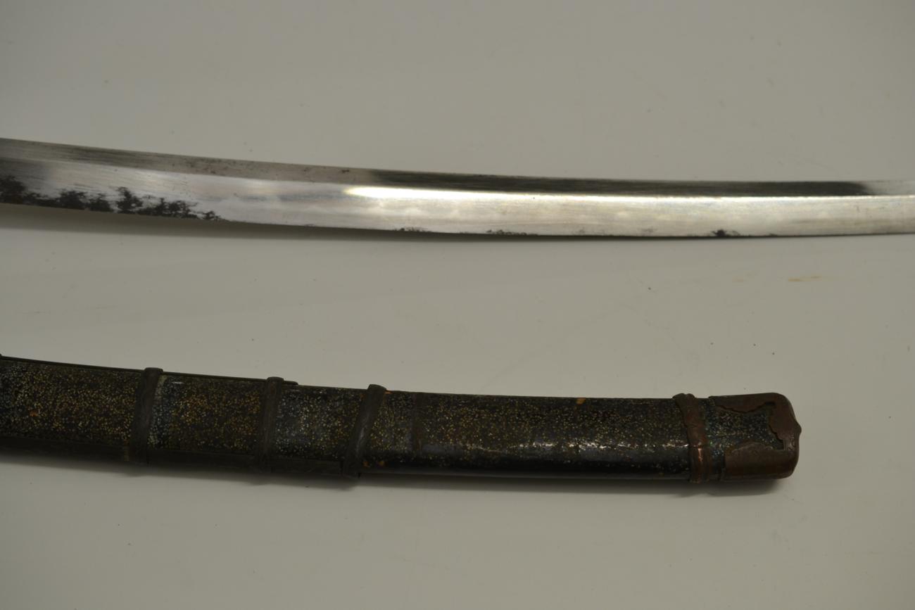 A Shinto Japanese Tachi, the 77.5cm blade with broad undulating hamon, the one piece brass habaki - Image 9 of 15