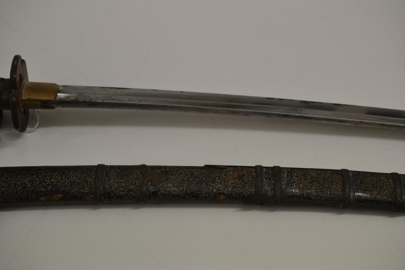 A Shinto Japanese Tachi, the 77.5cm blade with broad undulating hamon, the one piece brass habaki - Image 4 of 15