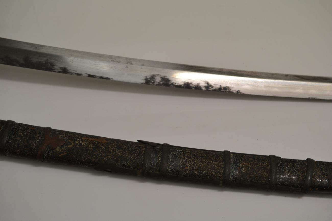 A Shinto Japanese Tachi, the 77.5cm blade with broad undulating hamon, the one piece brass habaki - Image 8 of 15