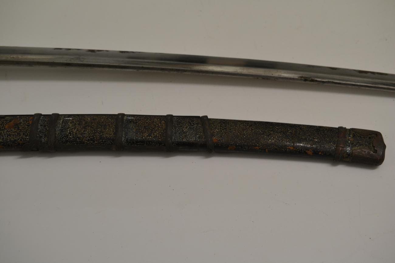 A Shinto Japanese Tachi, the 77.5cm blade with broad undulating hamon, the one piece brass habaki - Image 5 of 15