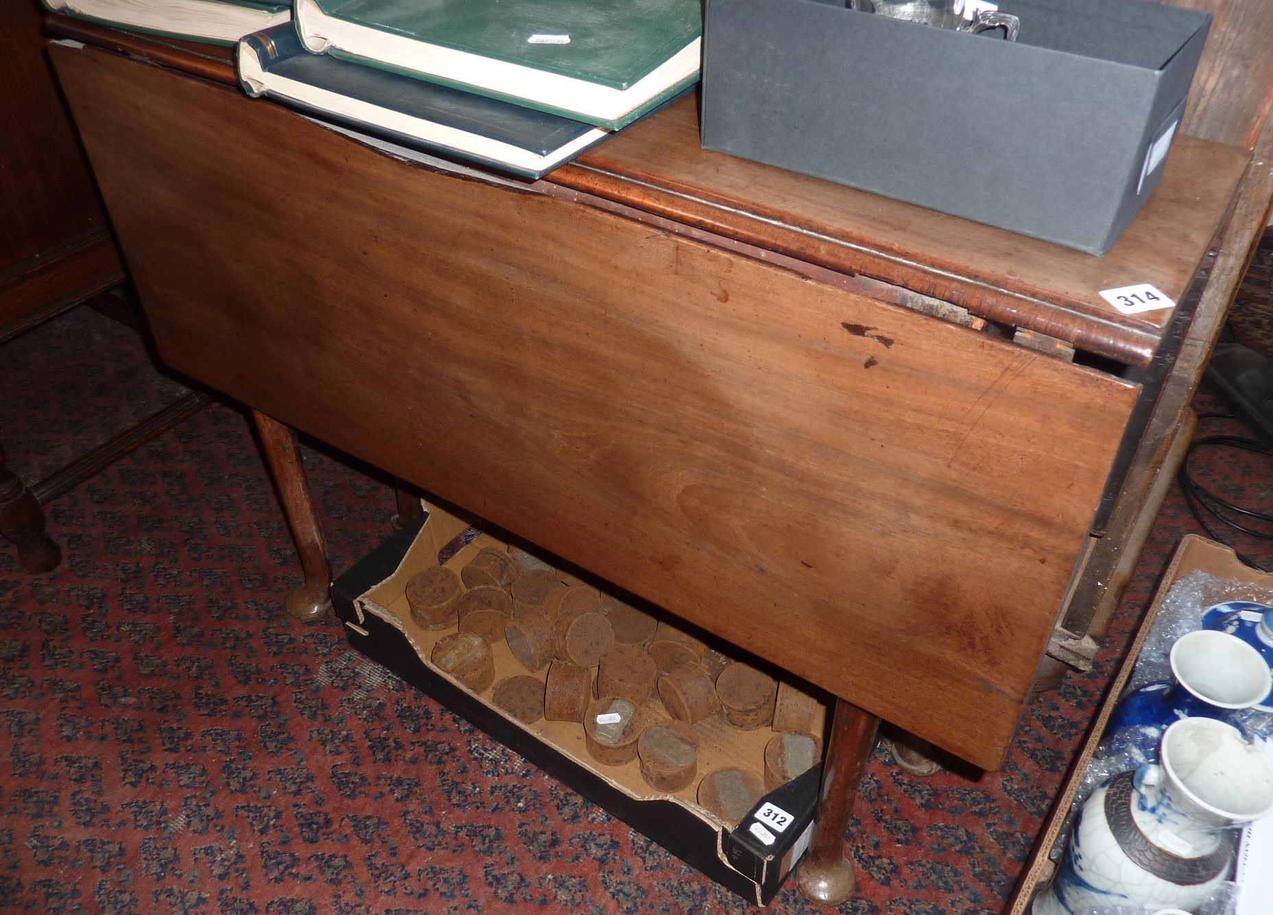 Georgian mahogany pad foot dropleaf table (A/F)