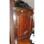 18th c. oak corner cupboard, arched top fielded panel door and "H" brass hinges, good patina