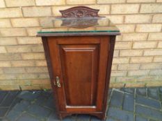 An oak occasional cabinet with glass top approximately 82 cm x 42 cm x 37 cm - This lot MUST be