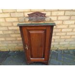 An oak occasional cabinet with glass top approximately 82 cm x 42 cm x 37 cm - This lot MUST be