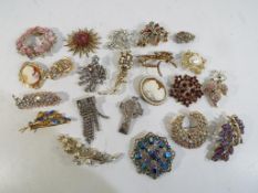 Brooches - 22 vintage brooches to include cameos, stone set,
