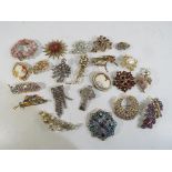 Brooches - 22 vintage brooches to include cameos, stone set,